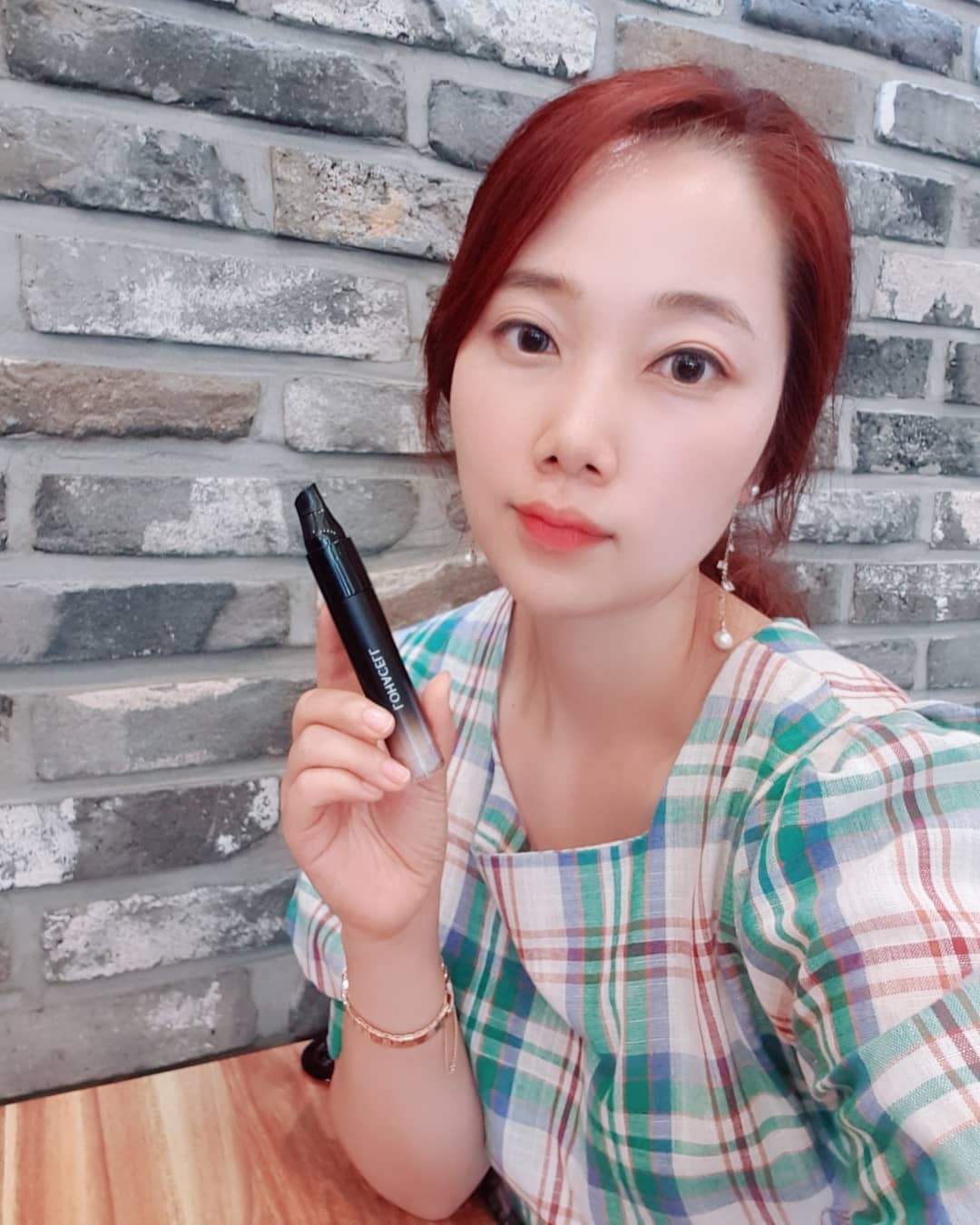 방송작가 마미란💕 on Instagram: “#로하셀컨실러 큰 피부 트러블은 없지만 군데군데 보이는 붉은 잡티가 고민인데... 요 컨실러는 유존에 넓게 발라줘도 얇고 고르게 커버가 돼서 넘 좋더라구요~🤗 . 칼라민, 병풀 유효성분이 들어있어 커버와 동시에 피부 진정 효과도 있어서 예민한 피부라…”