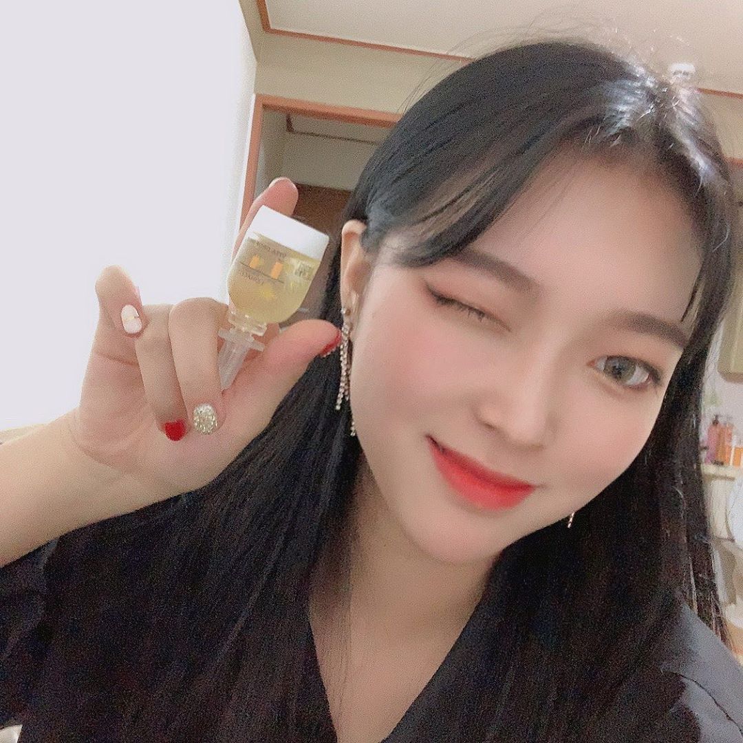 강민지 on Instagram: “#로하셀 비타드롭샷앰플 9가지 멀티 비타민이 들어있어서 피부 활력에 👍🏻 피부 자극이 적어 민감한 피부가 안전하게 홈케어하기도 좋아욤💜 .  #lohacell #로하셀비타드롭샷앰플 #비타드롭샷앰플 #드롭샷앰플 #로하셀앰플 #비타민앰플 #스킨케어…”