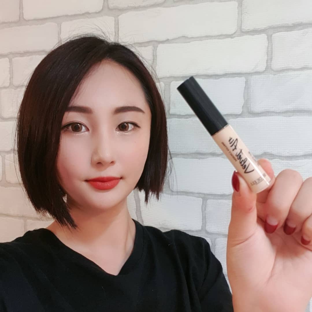 Ahreum_° on Instagram: “[쉬드엘] 벨벳에어페인팅 컨실러 리뷰  쉬드엘 벨벳에어페인팅 컨실러는 얇고, 부드럽게 발리지만 커버력은 좋은 컨실러인거같당. 끈적임이나 묻어나오는 것이 없고, 워터프루프 컨실러로 지속력이 좋으며, 5중 세라마이드 함유로 외부 환경으로 인한 피부…”