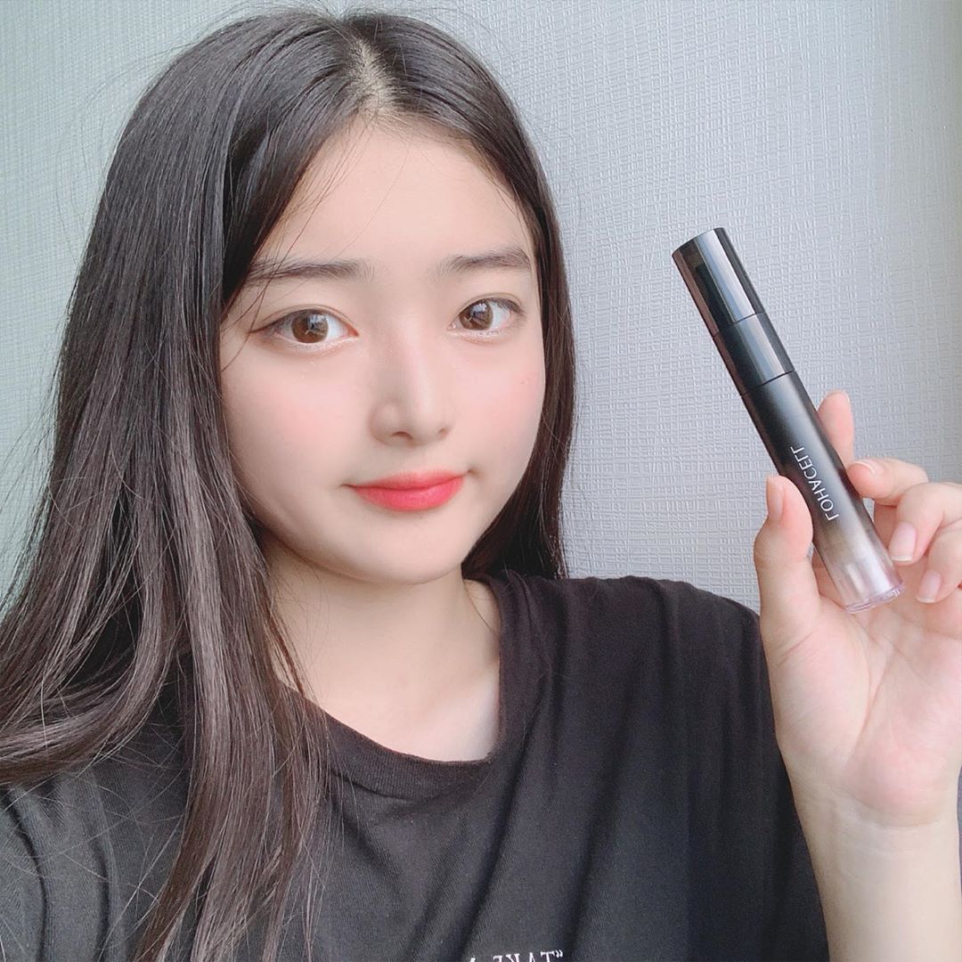 예리 on Instagram: “로하셀 리얼 피팅 컨실러💕 트러블 커버 전용이라 커버력은 물론 피부진정과 보호에도 효과 짱 48시간 지속력이라 피팅력, 지속력이 대박 ... 21호 썼는데 자연스럽고 적당했다 !! 로하셀 컨실러 쓰고 홍조 모공 다크 잡티 다 가려야지💘…”