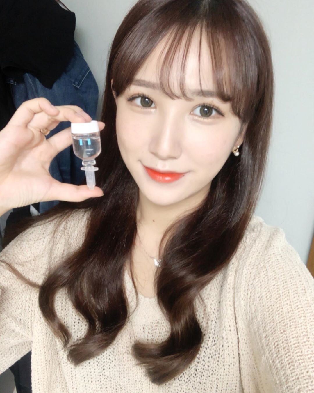수경 on Instagram: “환절기 필수템 !! 성분도 좋고 하루종일 피부가 촉촉하당🥰
#로하셀 #lohacell #로하셀하이드롭샷앰플 #하이드롭샷앰플 #드롭샷앰플 #수분앰플 #로하셀앰플 #스킨케어 #홈케어 #앰플추천 #뷰스타그램 #인스타뷰티”