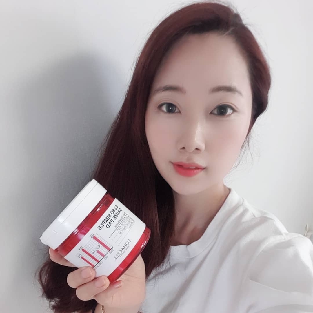 방송작가 마미란💕 on Instagram: “제가 애정하는 유튜버 샨토끼님이 가르쳐준 피부가 확좋아지는 #홈케어 1단계!! 바로 아하,바하 성분이 들어있는 패드로  각질정리해주기😌 . 그래서 찾은 #4.3쏘심플거즈패드 특히 요 패드는 AHA.BHA.PHA가 효율적으로 배합돼 있어 묵은 각질과…”