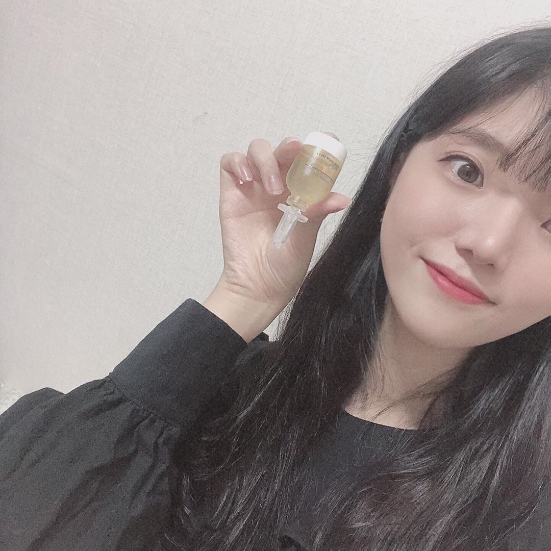펭귄스 on Instagram: “♥️나는 오늘도 로하셀한다 💛로하셀 비타 드롭샷 앰플💛 노랑노랑한게 발라보면 비타비타해,,😖 - 9가지 비타민 &비타민나무수 61%가  괜히 들어간게 아닌 제품💪 - 다이어트하면서 활력도 없어진게 피부도 괜히 칙칙해진 것 같았는데 매일매일 로하셀…”