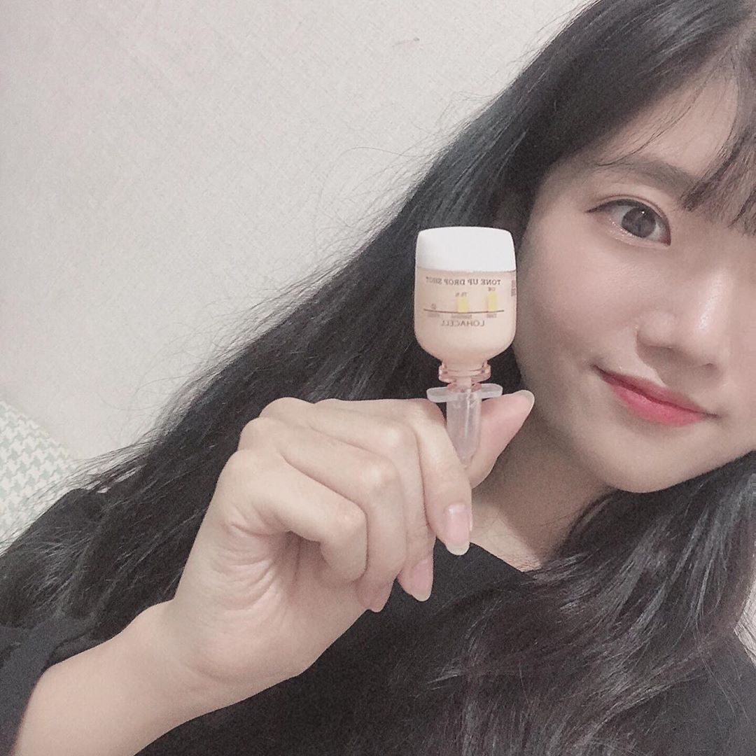 펭귄스 on Instagram: “잡티 많고 칙칙한  내 피부에 딱이었던, ♥️로하셀 톤업 드롭샷 앰플♥️ - 피부 겉만 잠시 밝혀주는 ❌ 피부 속 깊숙한 투명함을 깨워주는 미백 앰플❕ - 매번 실패하고 오래 정 못 붙이던 내가 드디어 정착한 안전한 홈케어 로하셀 앰플ㅠ ㅠ💪 - 이…”