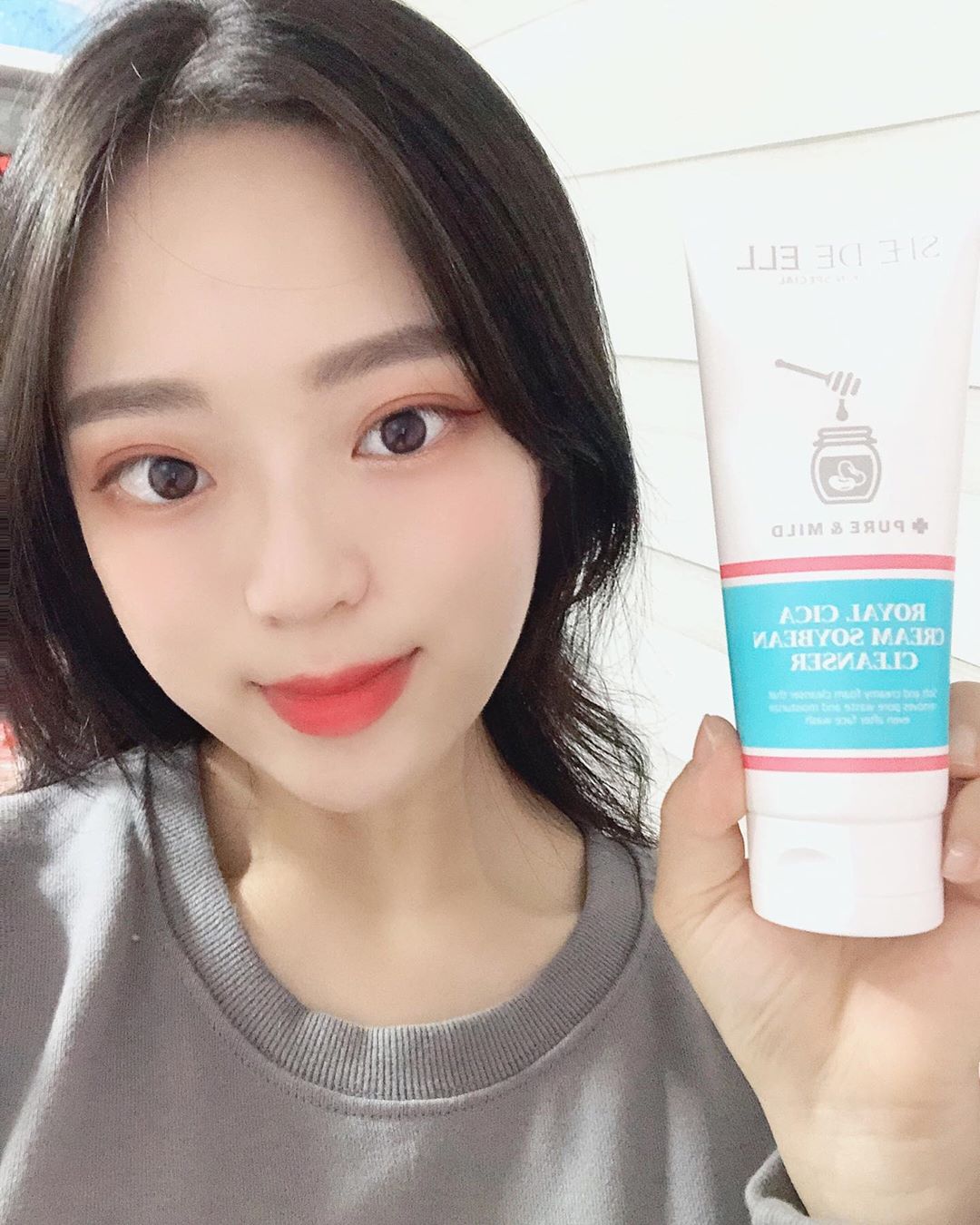 현진 on Instagram: “📍 [쉬드엘] 로얄 시카 크림 콩클렌저 * * ✍️ 이 클렌저 제형은 거품이 풍성한 쪽은 아닌 쫀쫀한 크림형이에요 ! 아침 저녁으로 콩클렌저를 써보면서 제일 좋은 점은 너무 뽀득뽀득 하게 씻기지 않고 가볍게 마무리감이 깔끔했어요 ㅎㅎ 피부가 건성이라…”