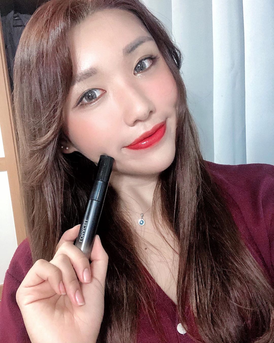 수민 on Instagram: “파운데이션 대신 컨실러로 베이스 했는데 피부표현 실화냐구요 ...😱 출근해서 퇴근할때까지 지속력 인정 😚 요즘 피부 트러블도 나고 그랬는데 컨실러 하나로 깨끗해보여 조아 🥰  #로하셀 #lohacell #로하셀컨실러 #로하셀리얼피팅컨실러…”