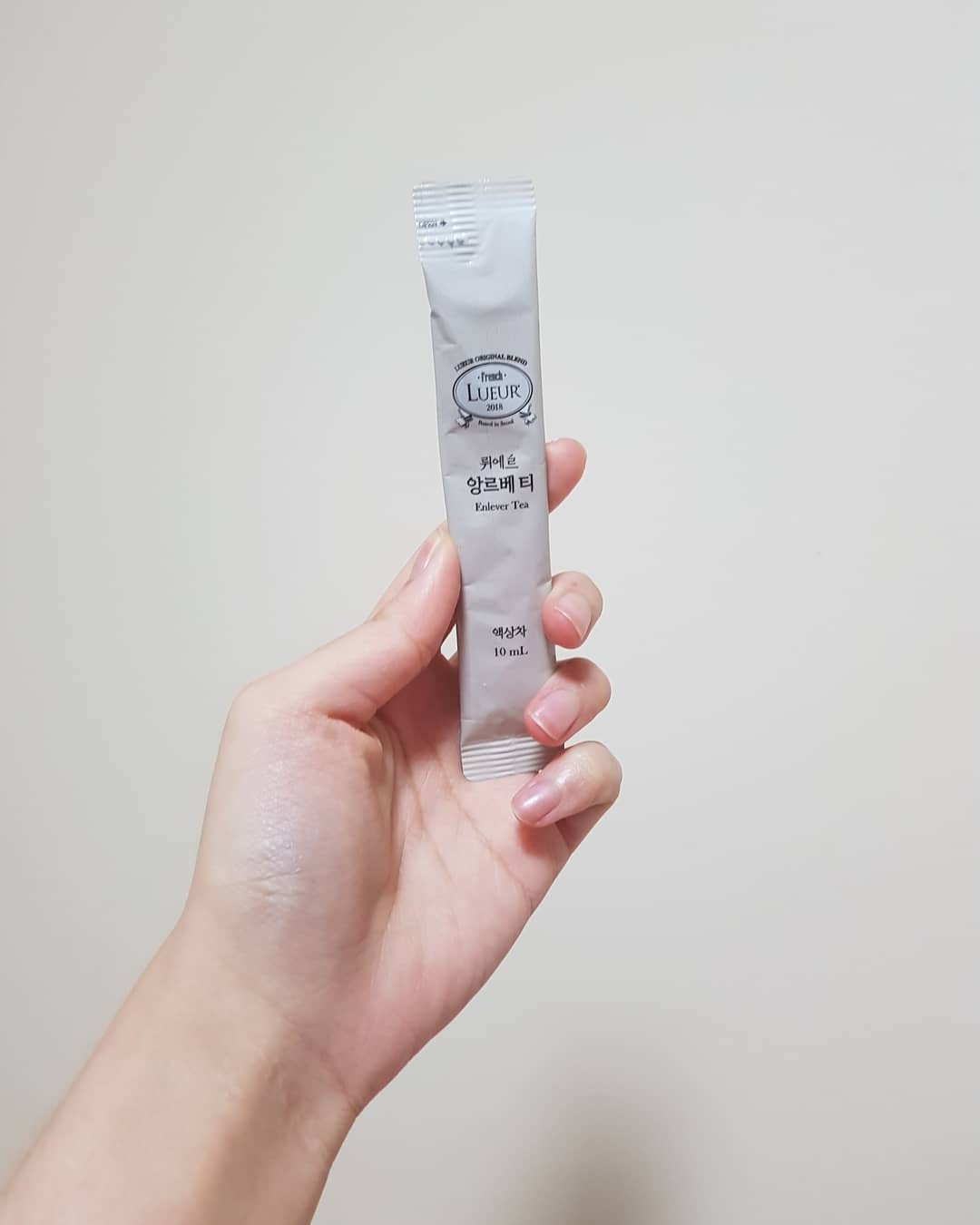 송아연 ソンアヨン on Instagram: “요즘 스트레스도 많이 받고 잠도 못자서 그런지 몸이 띵띵...ㅠ 마사지해줘도 그때 잠깐 뿐이고 그러다 호기심에 먹어본 뤼에르앙르베티 붓기차!!! 맛이 애기 입맛이라 걱정했는데 왠걸ㅋㅋㅋ 호박맛나서 쭉쭉 다 마셨어요ㅋㅋㅋㅋ 스틱으로 쭉 짜서 먹어도…”