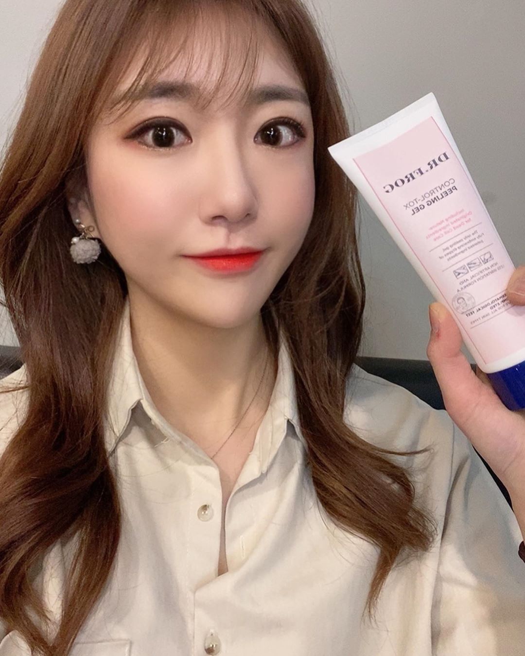 👠💄🌹🍎🍓🍒🥫🍬🎈♥️🌈🎨 on Instagram: “#닥터프로그 🤟🏻 겨울이라 각질이 많으면 화장이 자꾸만 뜨는 느낌이라 평소 필링제품에 관심이 많아요😸 그치만 촬영이 있는 전날은 피부에 자극이 갈까봐 필링은 피하는 편인데.... ⠀ 그런데!!! 닥터프로그에서 보내주신 콘트롤스필링젤은 진짜 저자극이라…”