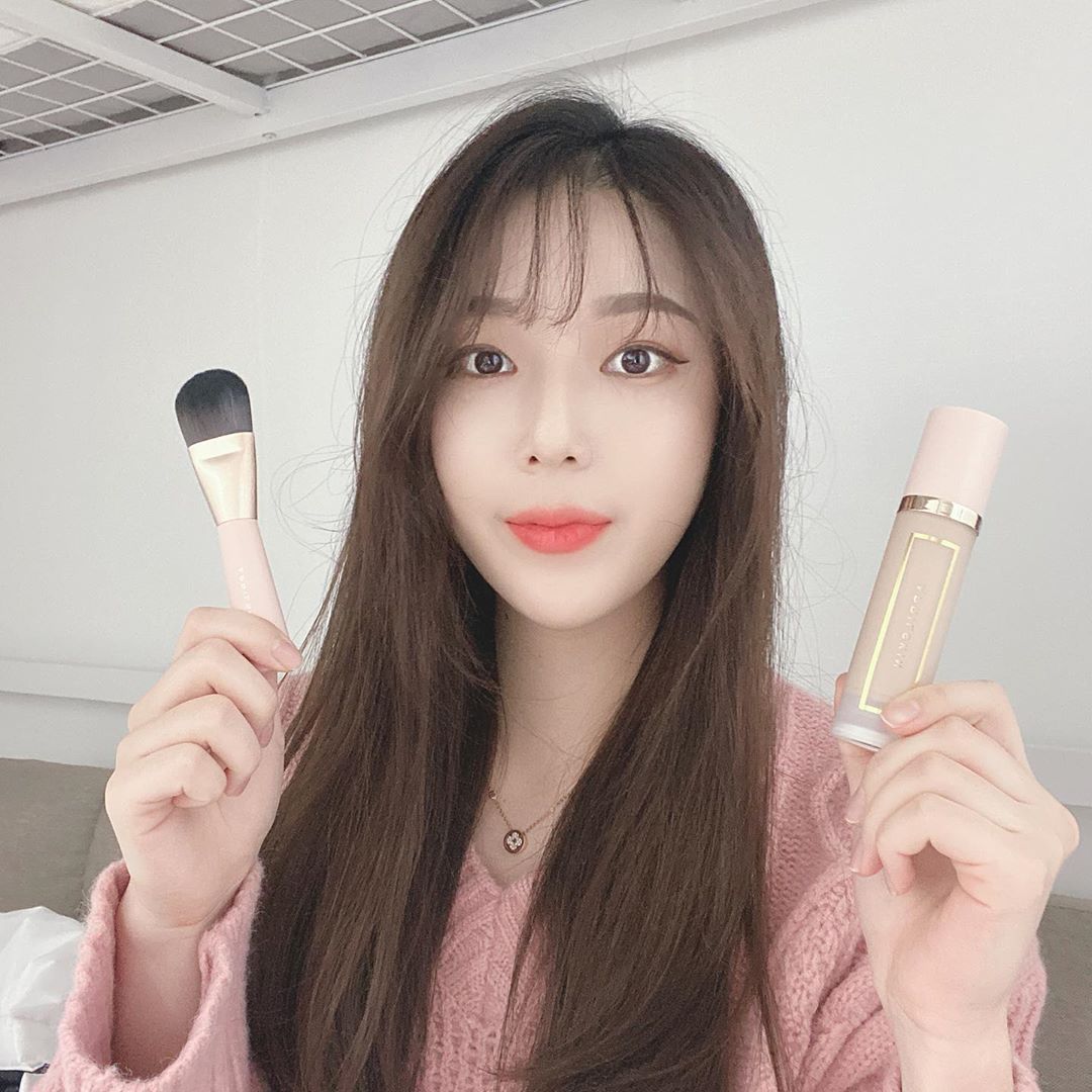 진미장살롱_슬기 💇🏻‍♂️ on Instagram: “건성 너무너무 심해짜증나 ‼️ 아침에 스킨부터 순서대로 #메이크업 해도 히터때문에 갈라지고 힘든데 이거쓰면 나두 물광피부 🙃🧡 . 내 주근깨를 완벽하게 커버해주고 50시간 이상 지속이니까 전 밖으로 나가서 마음껏 겨울바람을 맞겠읍니다 ,,…”
