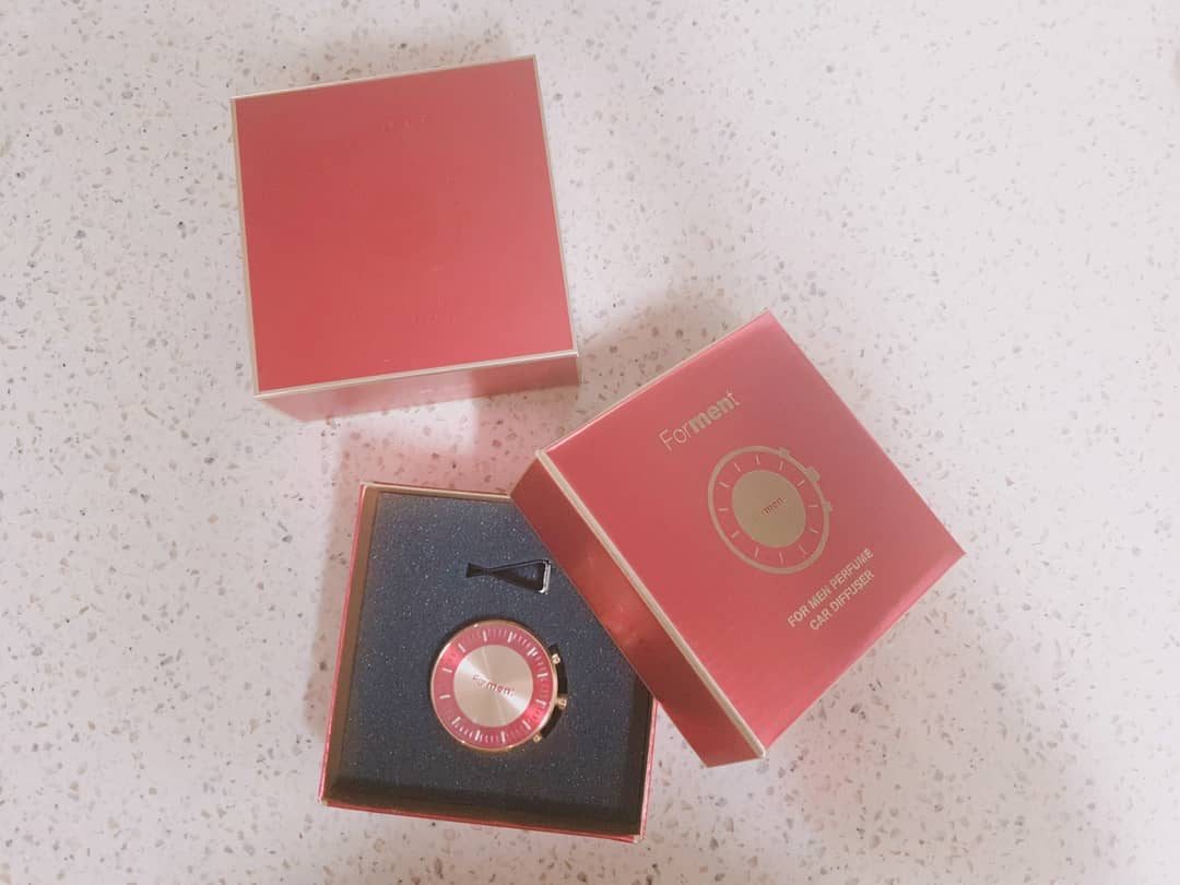 떠아블리❣ on Instagram: “이성의 차에서 나는 가장 선호하는 향 1위로 뽑혔다는 코튼향을 담은 차량용방향제☺️ 아빠랑 남편에게 하나씩 선물해줬는데 대만족 하더라는!!! 처음 딱 열어봤을때 방향제가 이렇게 고급스럽게도 나오는구나 하고 감탄했더랬죠?ㅎㅎ 디자인뿐만 아니라 강력한…”