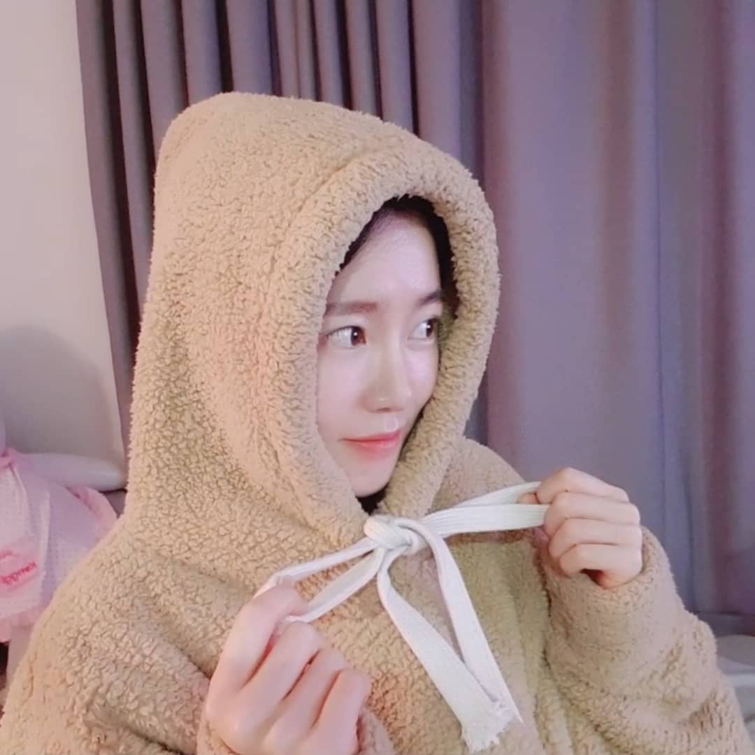 사람냄새나는 사람이길.. on Instagram: “요즘 내 최애템😍 오디불은 이불과 옷을 합쳐보자는 아이디어로 만들었대요 ㅎㅎ 이불 고를때 사이즈 필요없듯이 오디불도 초대형 사이즈로  만들어져서 누구나 다 입을수 있어요  진짜 이불을 두르고 있는 느낌😍 보통 후드티 원단4배가 들어가 잇다하네요…”
