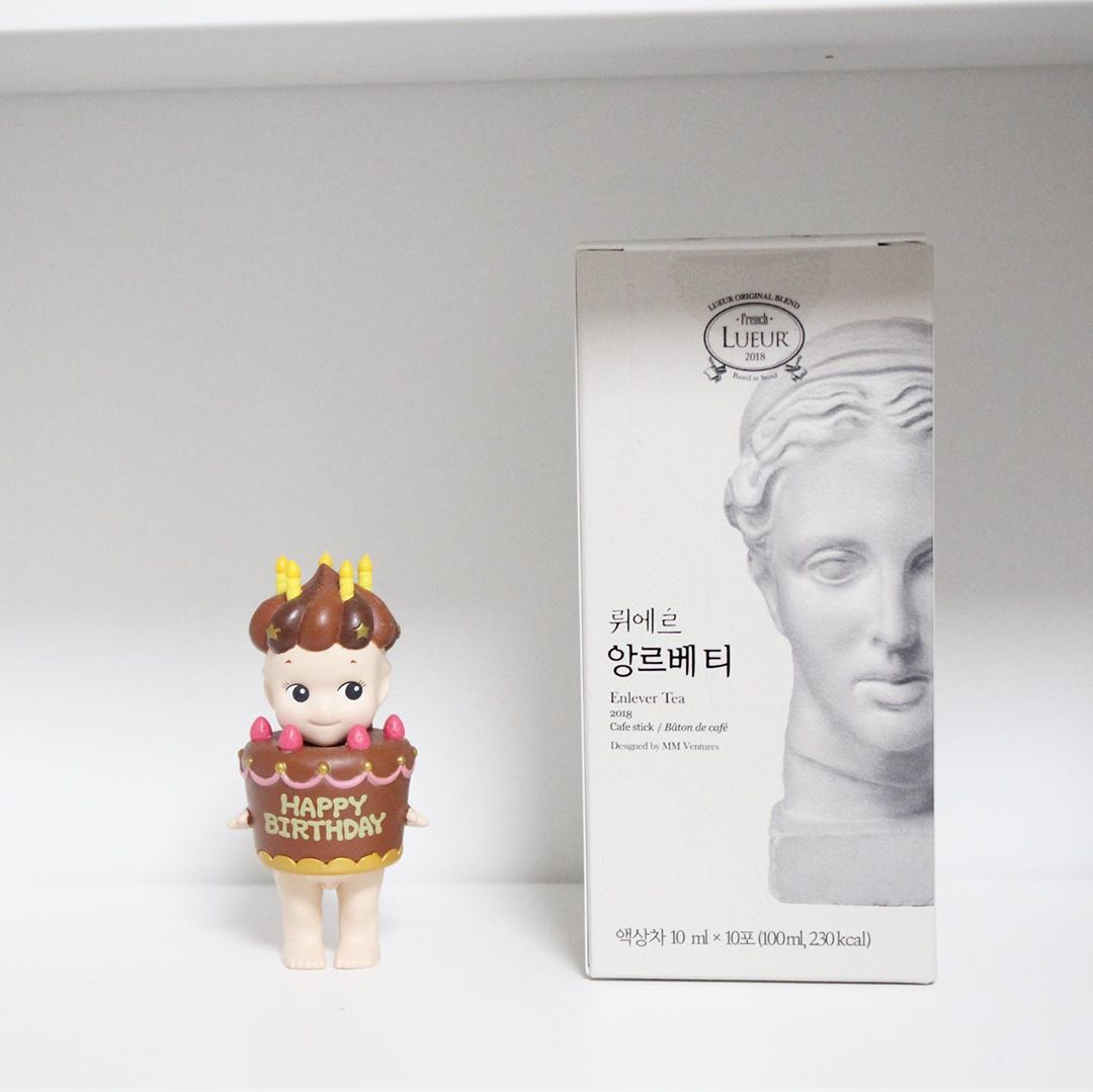 왕눈이 on Instagram: “몸이 붓는 것이 취미 (?) 인 저 #뤼에르앙르베티 #붓기차 로 중요한날 관리하고 있어요 🥰 기분탓인지 이것만 마시면 붓기가 싹 가시더라고요. ⠀ 이번 주말 결혼식도 이거 마시고 갔더니 다들 살빠졌냐고 하더라고요 ㅎㅎ 살쪄서 안맞는 반지도 쑥…”