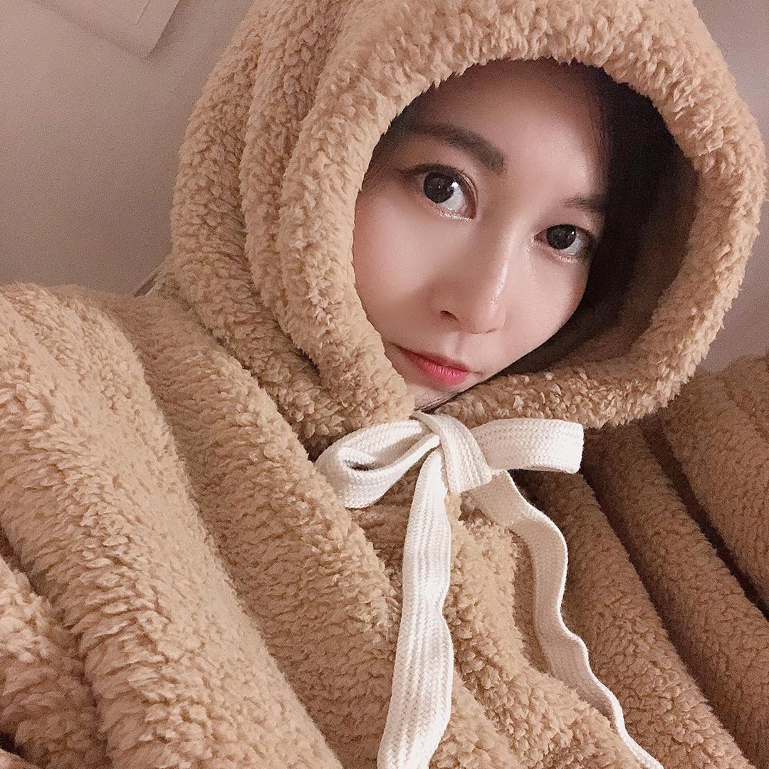 ѕσσʝιи ℓєє on Instagram: “#자이언트이불옷 난 이불을 입고 이따 사이즈 엄청커서 수면잠옷 위에다가 입으니까 일단 엄청 따뜻ㅎㅐ 🔥🔥 . 캥거루주머니안에 내가 좋아하는귤 30개 저장 가능 🍊 .  #사공사파운드 #404파운드 #404FOUND #selfie #selca…”