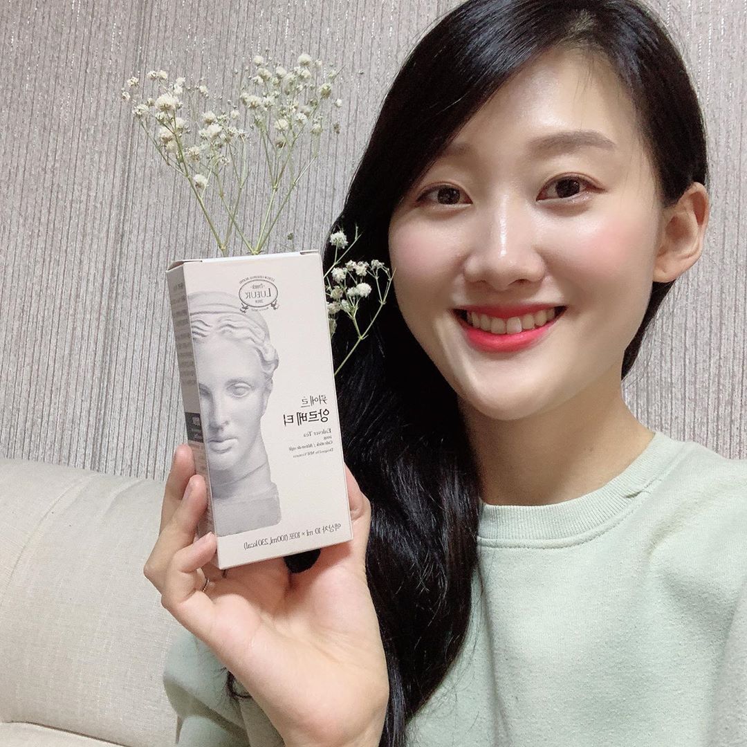 Bom.sunah on Instagram: “붓기빼기에 도움을 주는 #뤼에르앙르베티 💛 마셨을 때 호박+옥수수수염차 맛이 나요! + 팥까지 들어가서 과식한 날은 따뜻하게, 오후에는 커피대신 차갑게 마시면 좋아요! 매일 1포씩 타 마시면 붓기가 빠지는게 보여요 :> 추천합니당 🖤 _ _ _…”