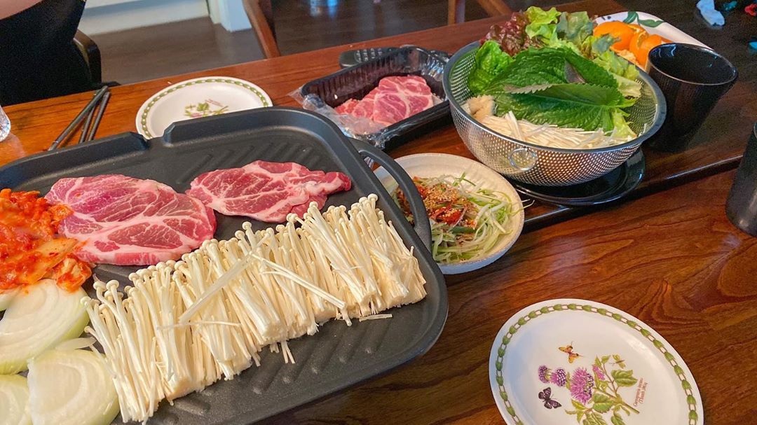 z on Instagram: “#오늘의점심
이베리코 목살 쌈 많이랑 버섯이랑 냠냠 💓
행복한 식사였오용 고기 체고 🥺🥺🥺
.

#이베리코베요타꽃목살 #이베리코 #이베리코베요타 #이베리코돼지고기 #육덕간 #온라인정육점 #고기스타그램 #먹스타그램 #리뷰쉐어 #ad”