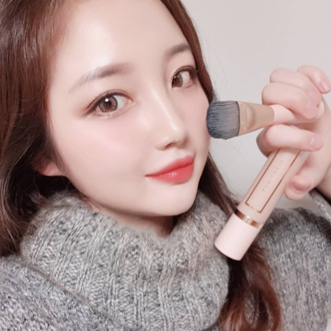 ʏᴇᴏɴɴʏ🌸 on Instagram: “- 에이프릴스킨 퍼펙트 매직 커버 핏 파운데이션 21호💕 - 파운데이션은 바르고나서 뻑뻑하고 시간 지나면 끼임과 뭉침현상 때문에 선호하지 않는편인데 이 제품은 그렇지 않음😘 촉촉함이 장난아니라 물광피부 표현 대박임..💙 수분에센스가 들어있어서…”