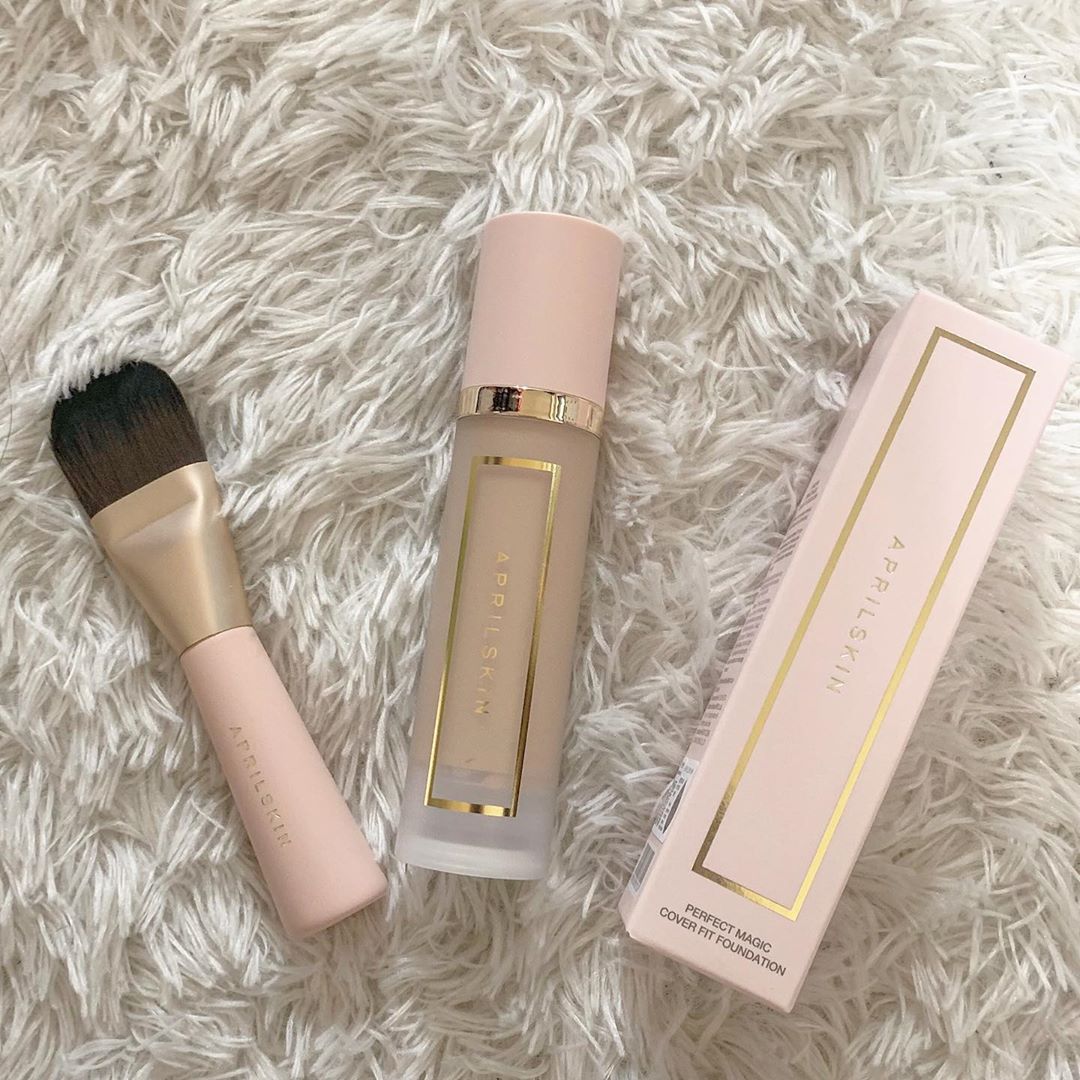 김하은 on Instagram: “@aprilskin_korea 스테디셀러 ‘커버 핏 쿠션’의 업그레이드 버전! 일명 50시간 파운데이션!  여드름 피부, 모공, 홍조 등 어떤 피부 고민이든 완벽한 커버력 👍 #에이프릴스킨  #aprilskin  #퍼펙트매직커버핏파운데이션…”