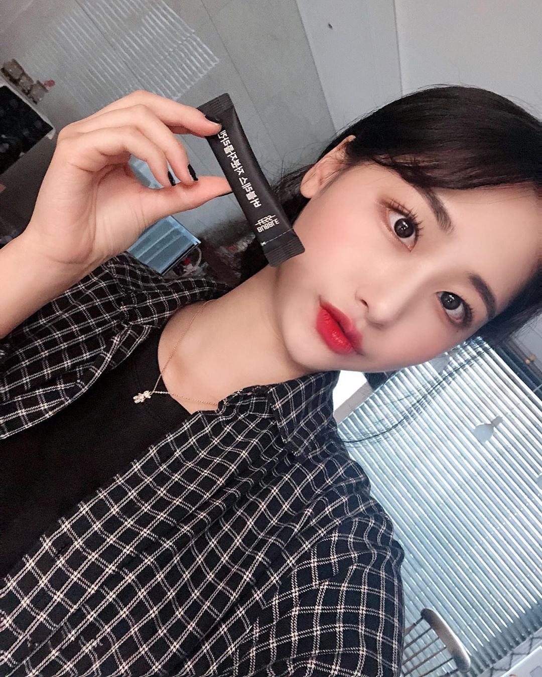 규리 on Instagram: “비타민C와 비타민B 히알루론산 함유와 어디서든 간편하게 섭취가 가능한 스틱 포장 ! 맛은 상큼한 레몬맛 🍋 피부 탱탱하게 좋아지도록 앞으로 이것만 챙겨먹어야지 𖤐 . . #피쉬콜라겐 #버블레스콜라겐 #버블레스피쉬콜라겐 #버블레스저분자콜라겐 #버블레스…”