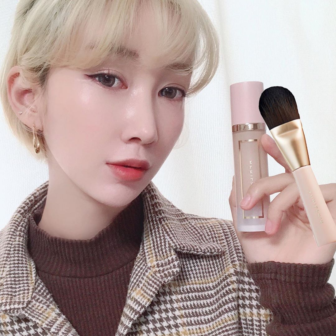 이봄 🇰🇷 on Instagram: “50시간 파데의 위력... 쫀쫀한데 커버까지 최고에요 😍😍 . 쉐이딩으로 쓰고 싶어서 23호 시켰는데 이건 둘다 시킬각..!! 21호도 장만하려구요!! 피부 예민보스인데 간지럽지 않은 파데는 처음이라서 🤭 그리고 지속력... 50시간 말이되? 라고…”