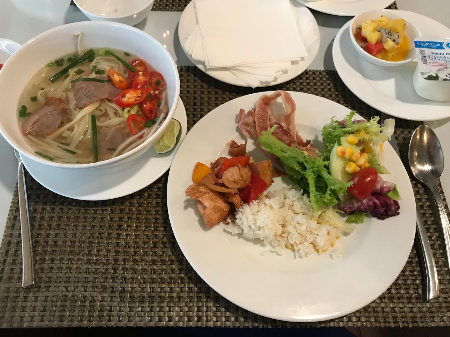 3일째 베트남
#베트남🇻🇳 #학교 #조식뷔페 #맛집 #사이공호텔추천 #좋아요👍 #베트남쌀 #아침밥 #비몽사몽😴 #샌드위치 도 먹었다! 사진은 없다😭#요거트 #닭 #믹스야채 #일상 #아침8시 #맥주 #스트레스해소 #수영장호텔 #타이거맥주🍺 #하이네켄