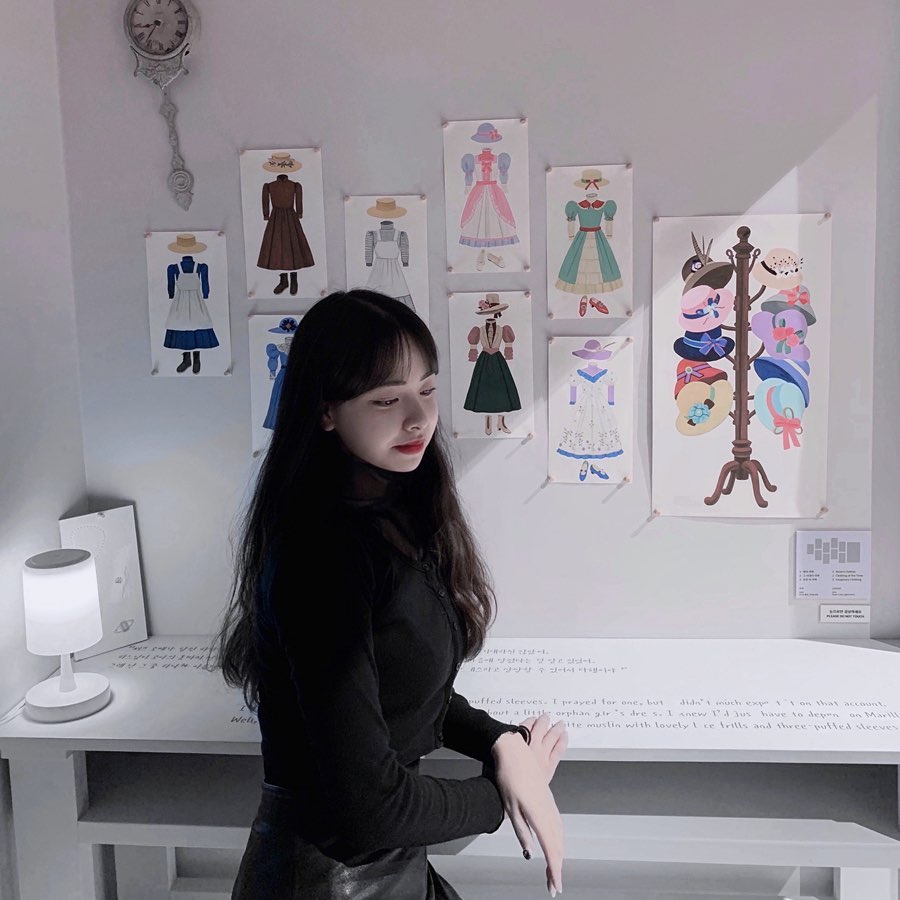 유진 on Instagram: “#내이름은빨강머리앤  너무 사랑스러운 앤 - 어릴 때 봤던 동화와 성인이 되어 다시 보는 동화는 느낌이 많이 다르다 나에게도 많은 위로를 주었고 여운이 깊게 남은 전시 - 이 세상엔 좋아할 것이 이렇게 많다는 게 너무 근사하지 않아요? - #전시…”