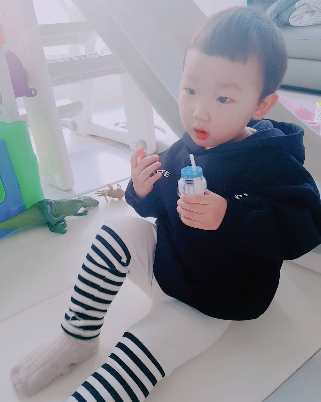 재아 설아 엄마🍑 on Instagram: “ㅡ  재아+782  사진은 몇일 전. 엄마는 이런 스타일도 좋더라🙈 딱 깔꼼해 거기댜 상하세트라 코디 부담없이 등원룩 으로도 딱인데,, 딱인데,, 얼집을 못가네🙄 얼른 나아서 이쁘게 입구 얼집 가쟈 니도 심심해 죽게짜나🤦‍♀️ 아휴…”