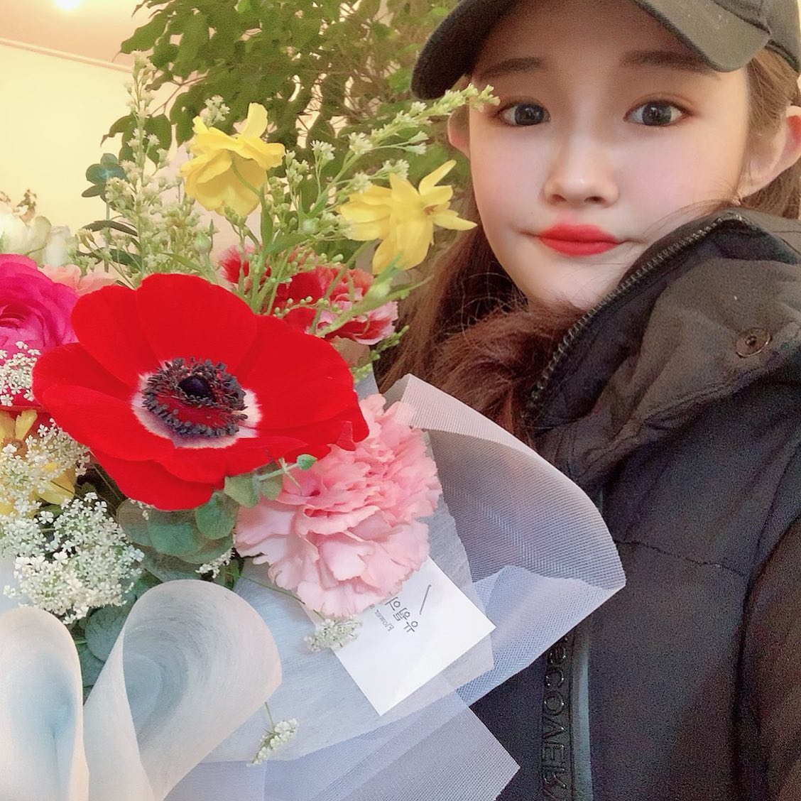 #군포핫플 #유월의정원
꽃구경 하구가세요💐❤️#누가꽃이게 
2019년 수고한 나한테 내가주는 꽃선물🎁🧡
처음엔 꽃집아니구 카페인줄 알아따,,,💛
들어가자마자 반겨주신 진짜 예쁜 사장님과 멍뭉이들🐶💚
식상한 꽃다발 아니고 처음보는 꽃들로 예쁘게 만들어주신 
진짜 예쁘시고 맘씨좋으신 천사 사장님👼🏻💙
원데이 꽃꽃이 클래스 들으러 갈게요 싸장님🏃🏻‍♀️💜
.
.
.
.
.
.
.
.
.
.
.
.
#군포#군포꽃집 #군포꽃집유월의정원 #산본꽃집 #산본꽃집유월의정원 #산본꽃집추천 #금정꽃집 #금정역꽃집 #금정역꽃집유월의정원 #군포플라워레슨 #산본플라워레슨 #금정플라워레슨 #ad #셀스타그램 #얼스타그램 #좋반 #좋튀반사 #선팔맞팔 #소통해요 #아이폰xs