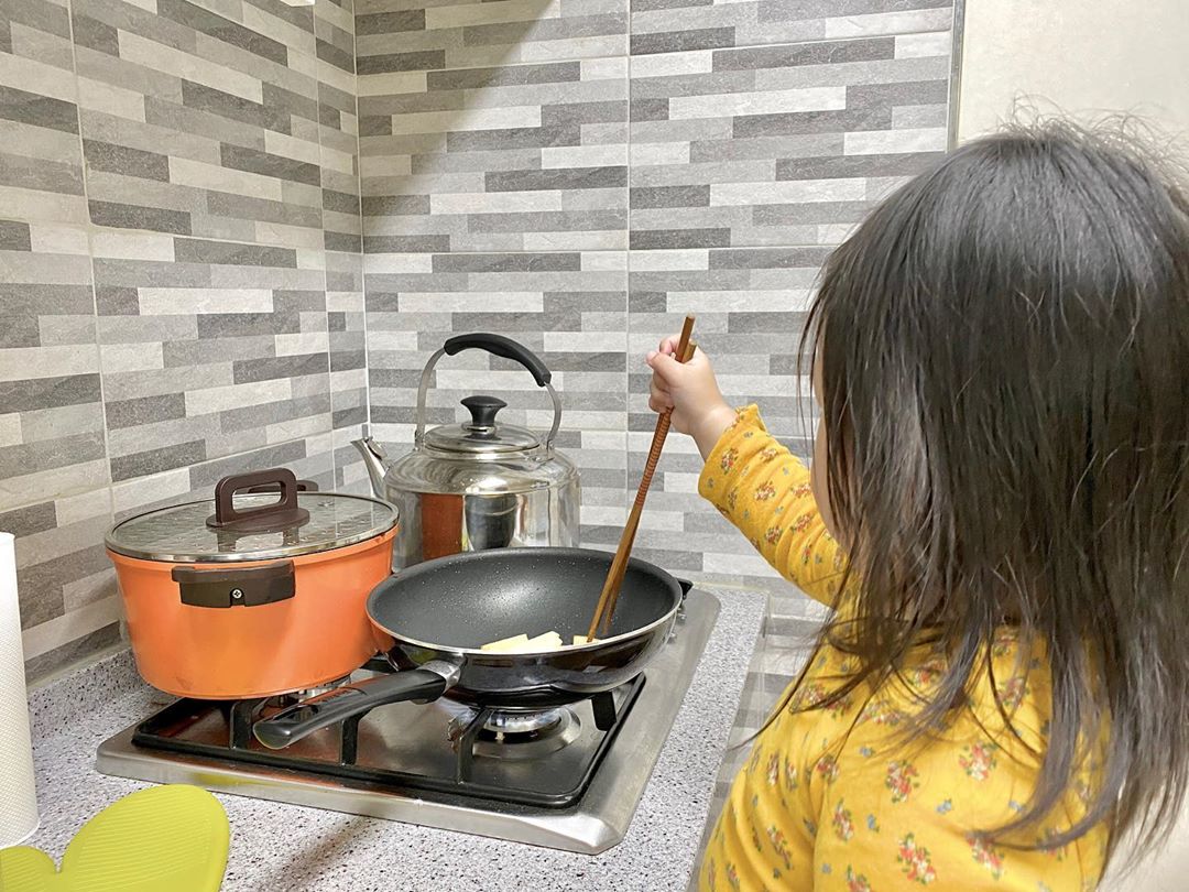 ᴳᴬᴴᵞᴱᴼᴺ on Instagram: “설거지도 감자튀김도 같이 하기
.
근데 엄마, 아빠 먹으려고 가져온 영양제를 왜 맨날 마리가 먹어 ?”
