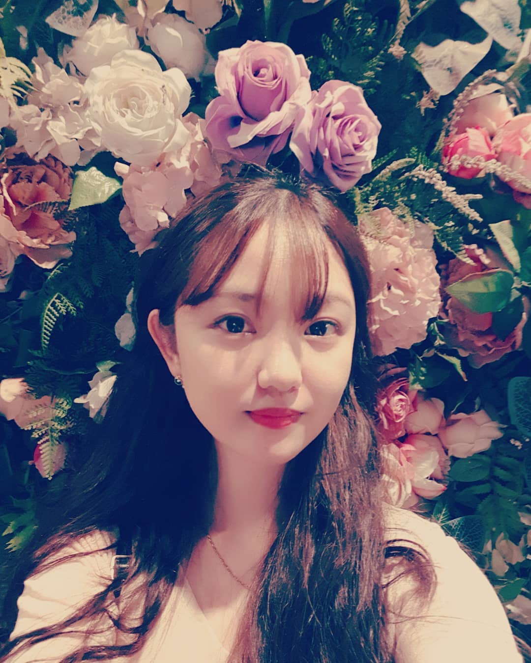 그 날을 온전히 기억하기 위해 꽃을 말리던 때가 있었다. 결국 버리게 될 것을 알면서도, 방 한 켠에 말라가는 꽃을 억지로 잡아두던 날이 많았다. 꽃잎이 한 장 떨어지면 내 손에 닿아 바스락 부스러지는 것이 잊혀진 그 날의 파편같았다. 그러면 나는 궁시렁대며 손 끝으로 파편을 꾹꾹 눌러 모아 쓰레기통에 버릴 수밖에 없었다.

시간을 마음속에 붙잡아두는 방법에 대해 생각했다. 마음이 변하지 않기 위해서는 그 시간의 감정을 모아 붙잡아두어야했다. 붙잡힌 감정들이 내 안에 꽉 들어차서 변화가 생긴 감정들에 틈을 내주지 않기를 바랐다. 내가 사랑하는 사람들에게 불필요한 감정이 스며들지 않도록. 하지만 들어찬 감정들은 시간이 지나면 말린 꽃잎처럼 바스라졌고, 새로운 시간 속에서 다른 감정이 그 틈을 메우면 나는 꼭 울고 말았다. 그러면 나는 궁시렁대며 마음 끝으로 그 조각들을 모아 기억의 저 편에 모아둘 수밖에 없었다. 차마 버리지 못하고.

#다이어트 #의지도 #변해간다 그래서 오늘은 목표사진박제💪
#글스타그램 #에세이 #글귀스타그램 #공감 #감성글귀 #짧은글 #일상 #소통해요 #데일리 #일상스타그램 #작가 #강소을 #글쟁이 #직딩