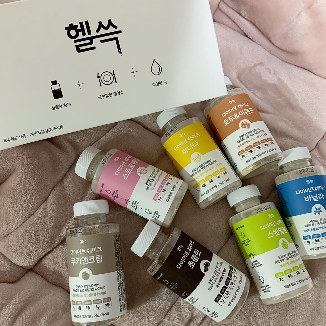 아영 on Instagram: “헬쓱 달콤세트 🍫🏋🏻‍♀️
여러 세트 중 저는 달콤세트를 먹었는데 전부 너무 맛있었어요 ㅠ
균형있는 영양 다이어트와 체중조절에 도움을 주고 체질개선까지🤭
다이어트에 고민이라면 가볍게 우유에 타서 먹을 수 있는 헬쓱 쉐이크 추천 ❤️”