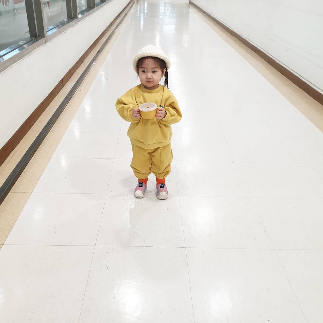 샤랑❤️ on Instagram: “. 사랑스런 우리딸❤ 붐붐키즈 상하복으로 코디했어요 알로츄리닝세트와 컴플리트세트에요 간편하게 입히기만해도 세상힙하네요😍 색상도 쨍한게 너무 마음에드는데 소재도 부드럽고 따뜻한  양면 기모 소재로 추운날에도 따뜻하게 입힐수있어요 .…”