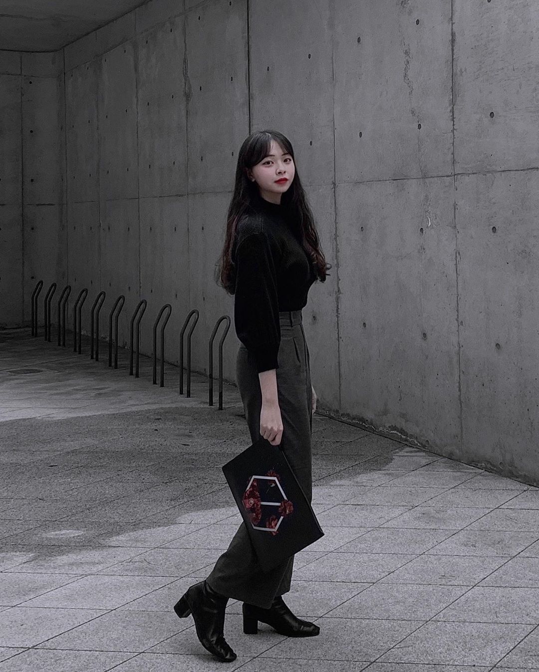 유진 on Instagram: “원래 무채색에 빨강 포인트가 젤 예쁜고 아시죠
#leeyoung #이영 #contour #컨투어 #클러치”