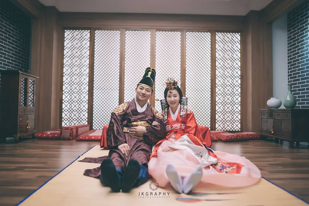 • • • • • •
-
-
폐백의상도 잘어울리는 신랑신부님😄
-
wedding hall thewhiteveil.wedding
make up withbeautysalon
-
-
#오늘의신부님
#본식스냅 #더화이트베일 #더화이트베일웨딩 #더화이트베일본식스냅 #더화이트베일스냅 
#w홀 #웨딩스냅 #위드뷰티살롱웨딩
#위드뷰티살롱
#폐백 #폐백사진 #폐백스냅 #호텔예식
#호텔본식스냅 #호텔본식전문 #웨딩사진#본식스냅추천 #웨딩스냅
#제주도웨딩스냅 #제주도스냅 #제이케이그래피 #웨딩사진 #weddingphotography 
#jkgraphy