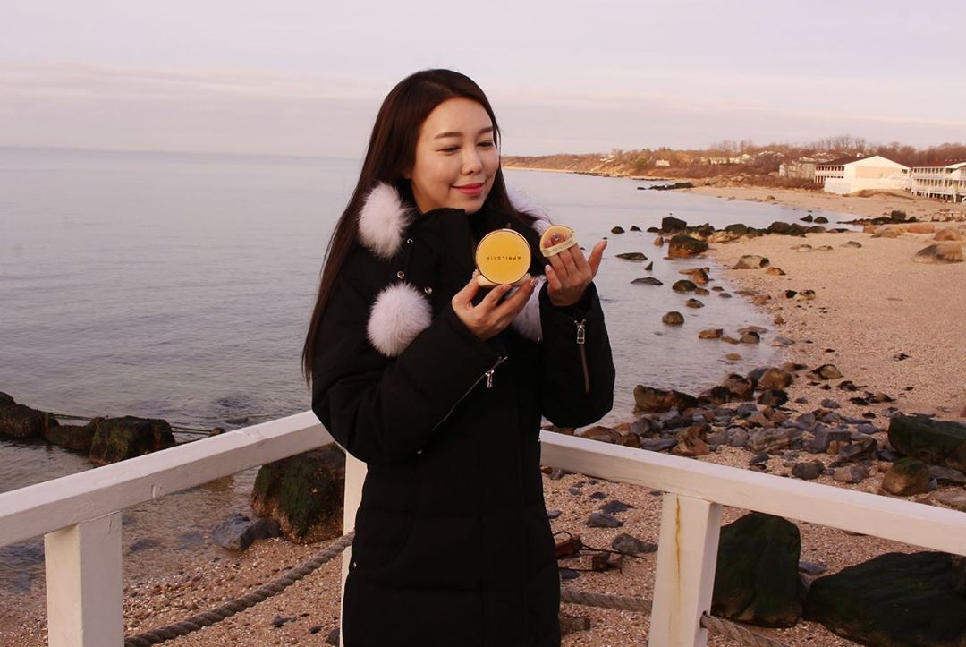 예쁜베리 on Instagram: “밀어서 보기 ( 3/4번째 영상) In 뉴욕 근교 몬탁 그린포트 . 정말 정말 소량만 퍼프에 톡! 얼굴에 팡팡팡! 완벽한 커버에 진정+수분+미백의 3중 기능까지 담은 #에이프릴스킨 #리얼카렌둘라앰플광쿠션 . 꽃잎베이스의 하이라이터 덕분에 다른…”