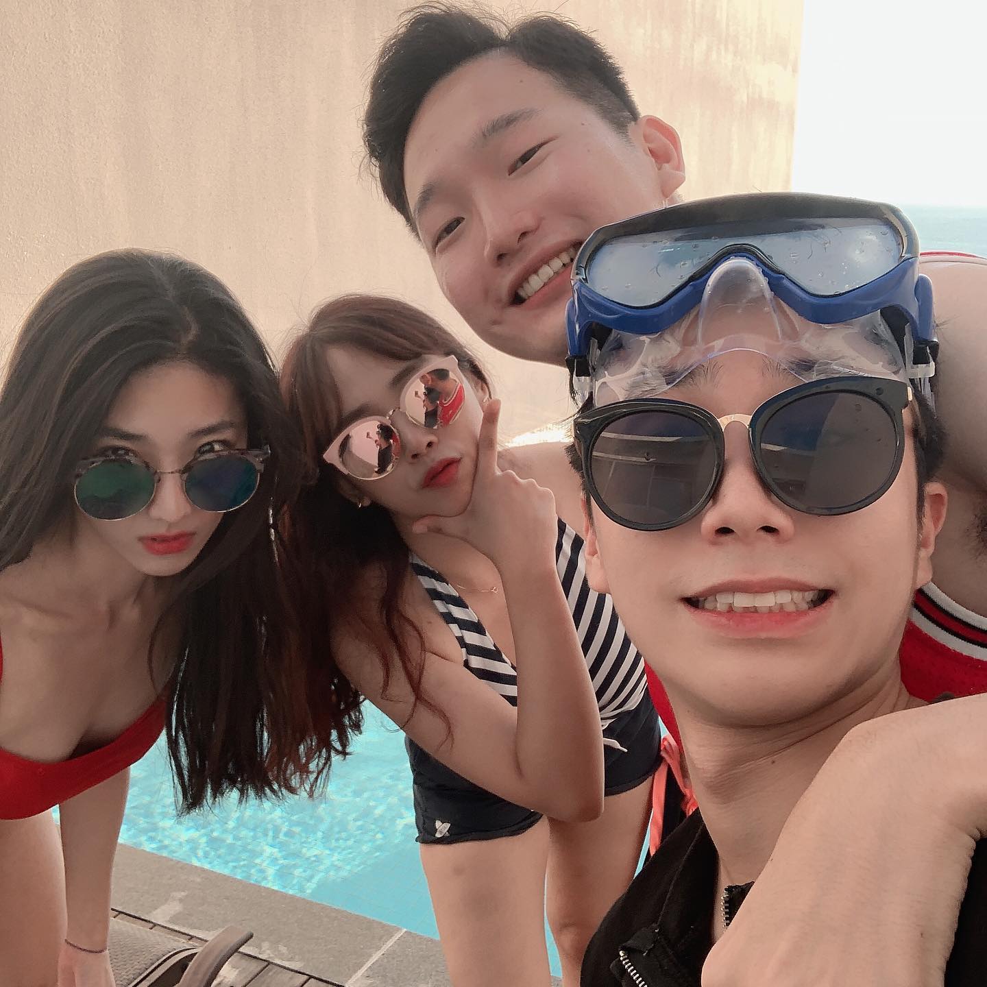 내년엔 행복하자 이넘들아
#whatafriend