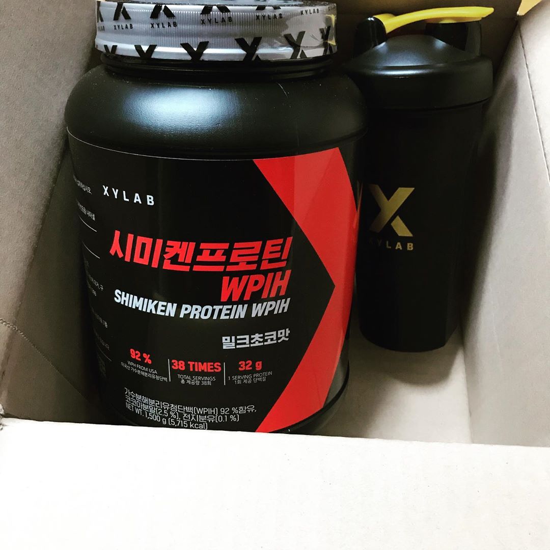 준ㅇ on Instagram: “내년부턴 운동해야지  1. 유청단백(WPC)을 한번 더 가수분해하여 불순물을 낮추어 소화흡수력이 가장 뛰어난 단백질 2. 9개의 세계적 보충제 회사를 소유한 글로벌 스포츠 뉴트리션 기업 글랜비아사에서 생산한 미국산 프리미엄 단백질 3. 유명 남배우인…”