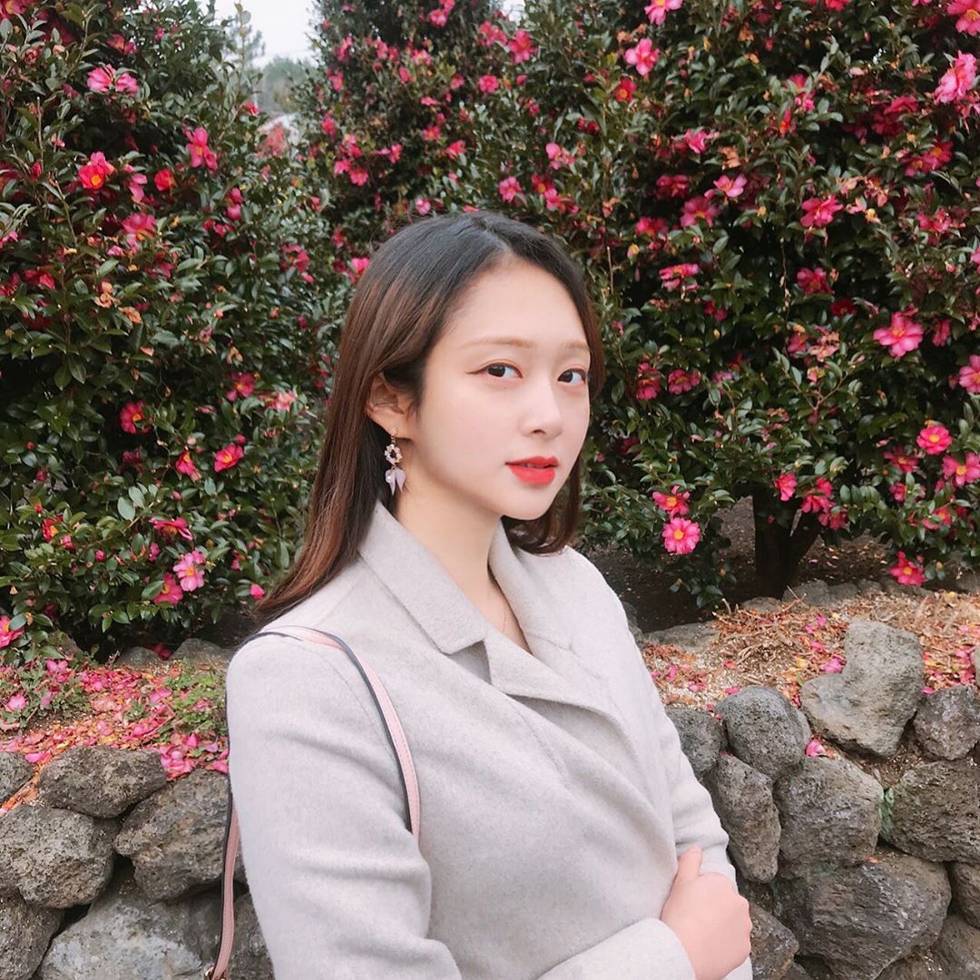 경언(행복둥이) on Instagram: “날씨도, 동백꽃도, 귀걸이도 완벽했던 하루🧡🤗☀️ .

#루엔비 #루엔비귀걸이 #루엔비악세사리 #유니크귀걸이 #귀걸이 #좋아요 #데일리”