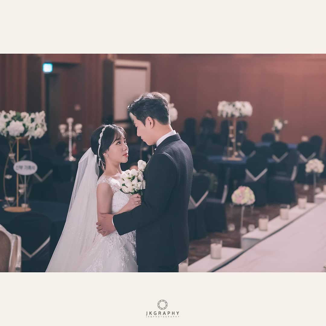 • • • • • •
-
선남선녀커플!!
-
wedding hall olympic_parktel_seoul
-
-
#오늘의신부님
#본식스냅 #올림픽파크텔 #올림픽파크텔스냅
#올림픽파크텔결혼식 
#웨딩스냅 
#폐백 #폐백사진 #폐백스냅 #호텔예식
#호텔본식스냅 #호텔본식전문 #웨딩사진#본식스냅추천 #웨딩스냅
#제주도웨딩스냅 #제주도스냅 #제이케이그래피 #웨딩사진 #weddingphotography 
#jkgraphy