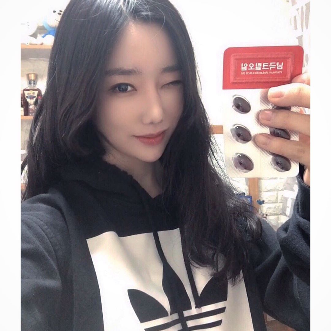 ᴴᵞᴼᵛᴱᴸᵞ ♥ on Instagram: “크릴오일 요즘 핫하던데 미니캡슐이라서 먹기 편한듯 ㅎㅎ
.
#365더건강 #남극크릴오일 #크릴오일 #오메가3 #다이어트 #관리하는여자 #크릴오일추천# 건강식품 #홈쇼핑 #가성비 등
#리뷰쉐어 #ad”