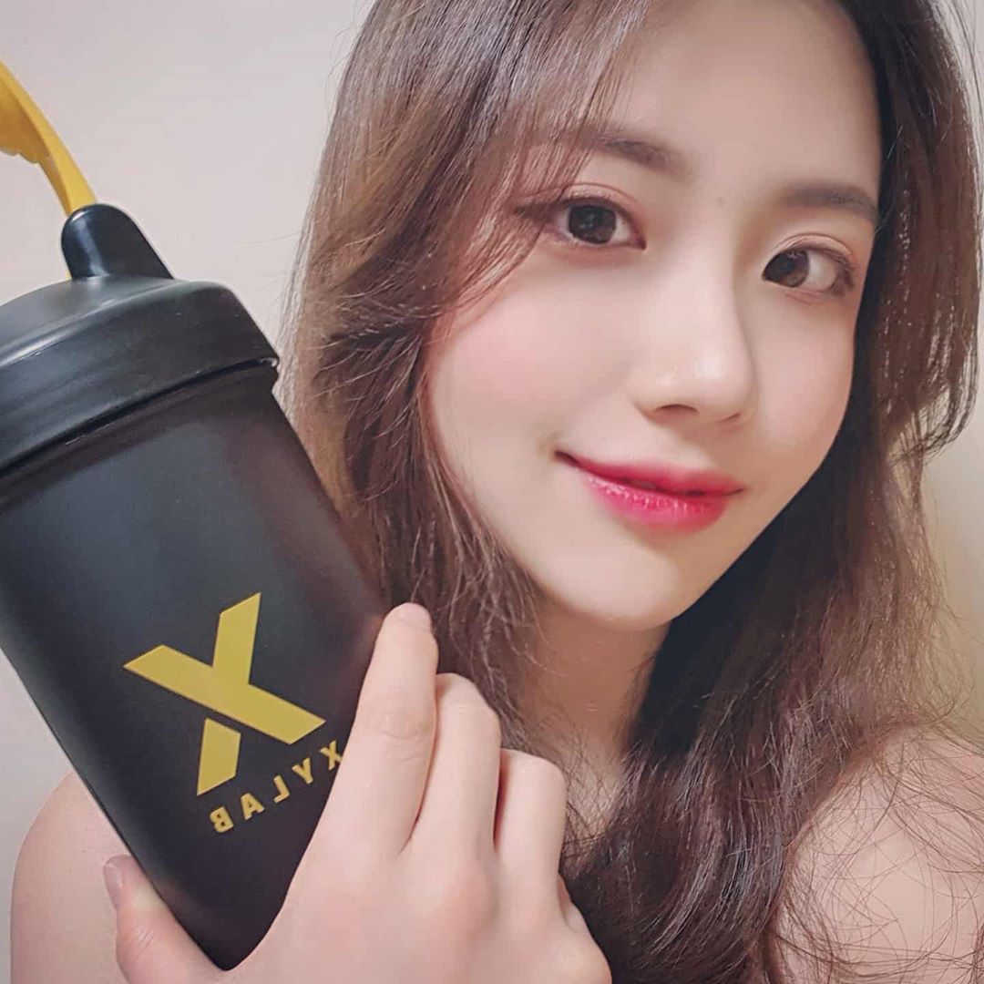 여행의 기본은 먹방 on Instagram: “#엑스와이랩 #시미켄프로틴 #단백질도둑 #단백질보충제추천 막 운동 시작했는데 #단백질보충제 가 고민이라면?! _ 운동끝나고 한잔마시면 개꿀딱~ 초콜릿 못먹어서 당떨어질걱정 없당.. 냄새부터 달다구리💗 _ 💚추천하는 이유💚 ▪️유청단백(WPC)을 한번…”