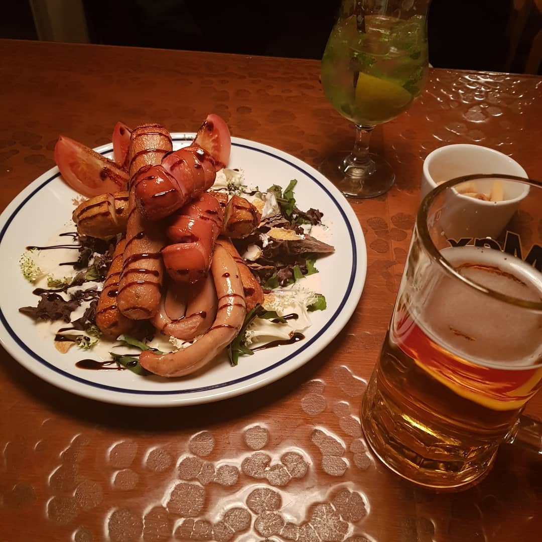 💕홍대💕
먹은것:생맥에 소세지! 
연어 샐러드에 와인 추워서 따듯한 와인으로! (따듯한와인은 처음) 그리고 
카페라떼(쓰다..시럽넣음) 
그냥 돌아다니다 아무데나 들어가서 가게이름이 어딘지 모른다😂

#홍대 #생맥주🍺 #소세지 #연어샐러드 #와인 #따듯한와인🍷 #카페라떼
