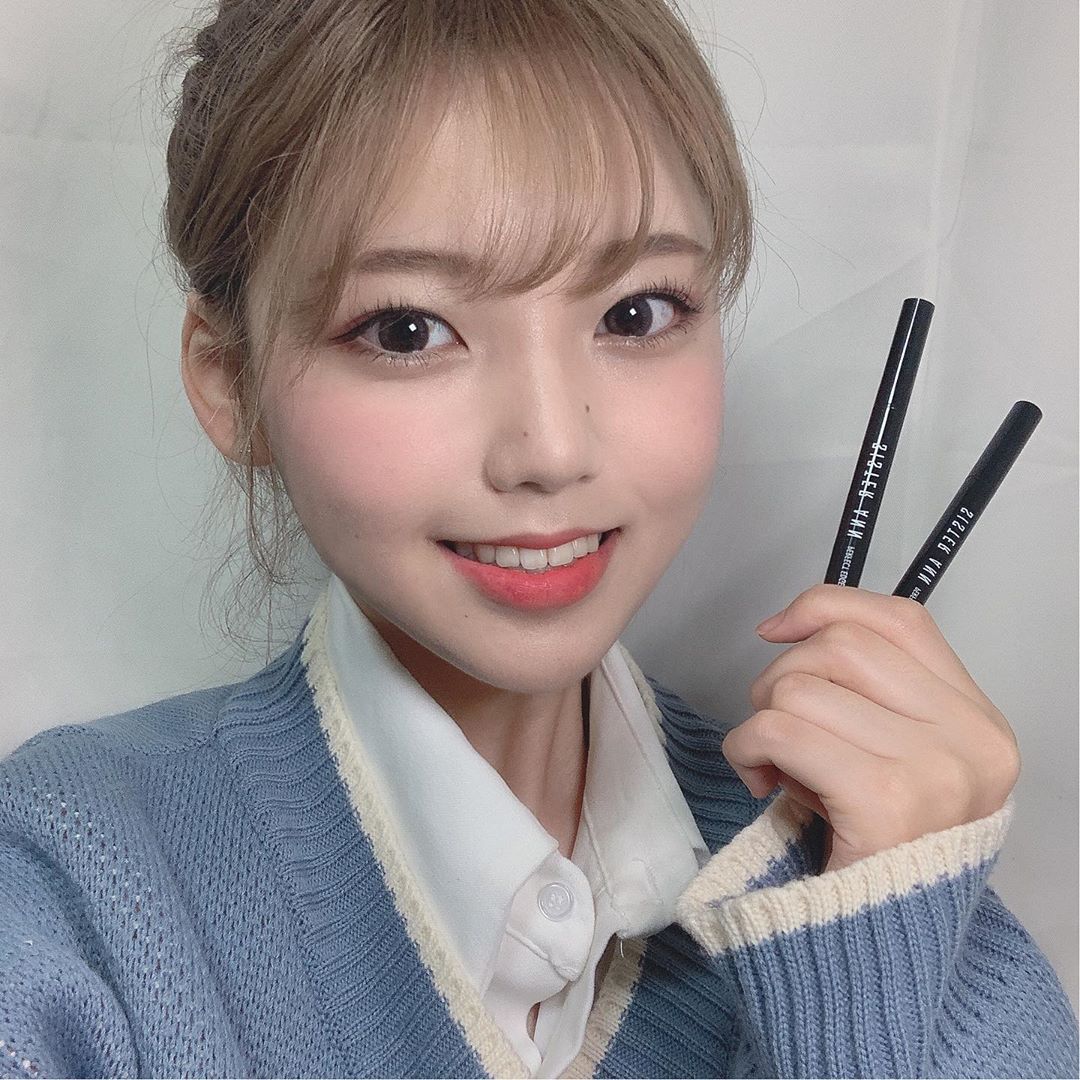정아린 on Instagram: “우연치 않은 기회로 굴러들어온 복덩이 같은 아이,, 안구건조증 때문에 아이라인 조금만 그려도 눈을 여러번 깜빡여서 눈 두덩이에 찍히는 일이 다반사였는데 씨스터앤 아이라이너는 그런 일이 전혀 없어서 깜놀 (1).. 눈가에 유분기가 많아서 번지는 일도…”