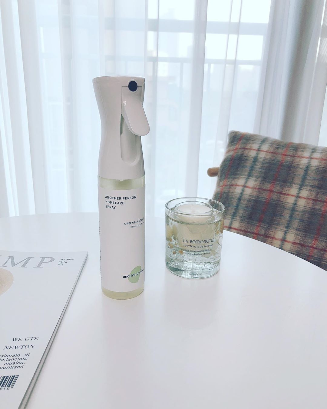 동연맘, on Instagram: “💚 매일 세척할 수 없는 쿠션이나 커튼 소파에 뿌려주는 #어나더펄슨  향균도 되고 분사력도 좋은데다가 향까지 너무 좋은, 은은하게 오래 퍼지는 향, 계속 좋은향이 나서 기분까지 좋아요💚 ⠀ ⠀ ⠀ ⠀  #어나더펄슨 #홈케어 #섬유탈취제 #셀프인테리어…”