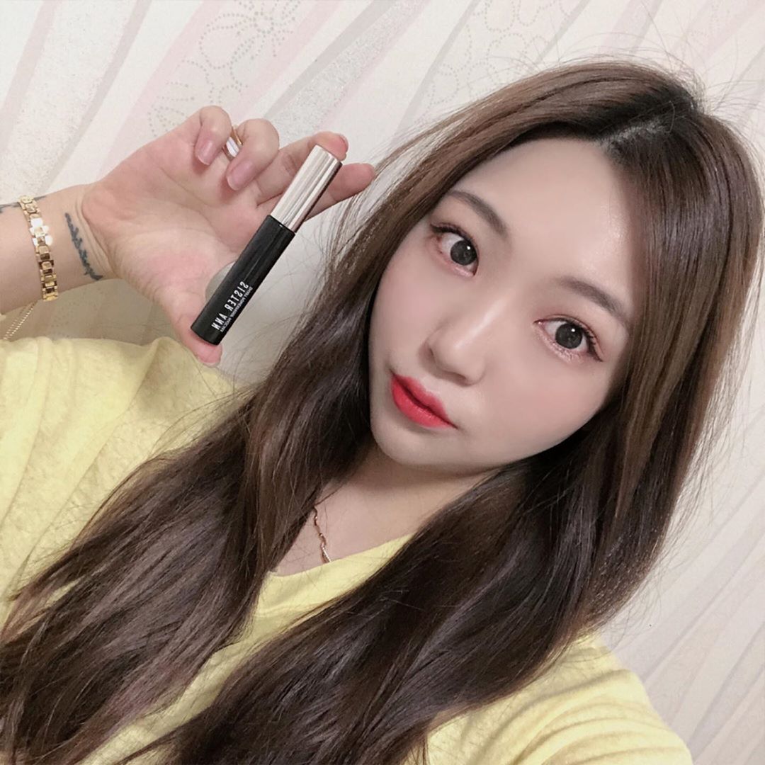 아영 ღ on Instagram: “잦은 연장으로 다 빠지고 새로나고있는 불쌍한 내 속눈썹 ㅜㅜ 뭉침없고 번지지도않고 컬링 유지도 진짜 오래가서 좋고 볼륨감 컬 모든게 너무너무 좋은 마스카라 특수제작된 스마트 브러쉬로 언더까지 완벽한 인생마스카라 ✨💛 뷰러 후 마스카라 바르면 컬…”