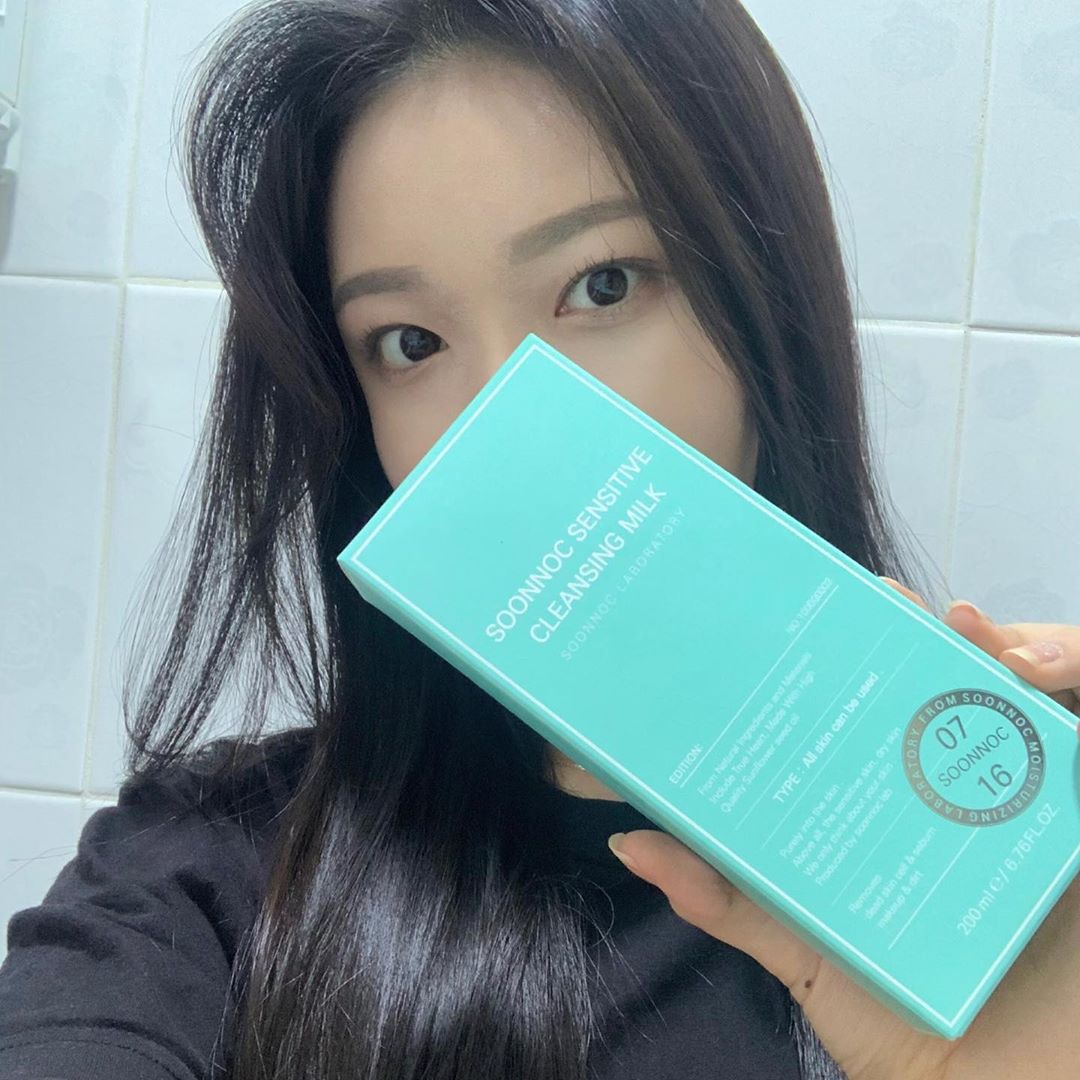 장미 on Instagram: “#순녹 #센서티브클렌징밀크 #순녹클렌징밀크  순녹 은 '자연 유래 성분'을 담아 화장품을 만든다고 해요. 그래서 그런지 제품이 전체적으로 순하다고 합니다 .저처럼 순한제품 좋아하시는 분들한테 좋을것 같아요.! 저자극에 부드러운 클렌징 원하시는 분께…”