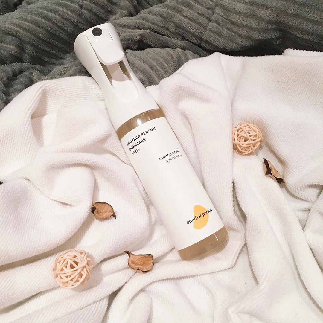 Beauty Yonni on Instagram: “실내공기, 냉장고, 화장실, 차량, 의류, 애완용품, 침구, 밀폐공간, 개방공간 항균 99.9%! 항 곰팡이 및 방충 테스트 완료  공기 중 오염물질을 흡착!  실내 공기 케어 효과  탈취 99.6%! 마이크로 캡슐이 악취 원인균을 제거  4가지…”