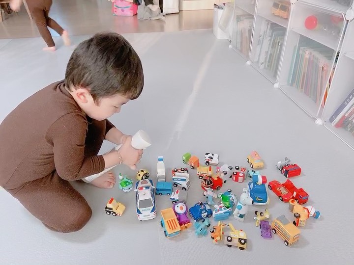 백장미 on Instagram: “⠀⠀⠀⠀⠀⠀⠀⠀⠀⠀⠀⠀⠀⠀⠀⠀ ⠀⠀⠀⠀⠀⠀⠀⠀⠀⠀⠀⠀⠀⠀⠀⠀ ⠀⠀⠀⠀⠀⠀⠀⠀⠀⠀⠀⠀⠀⠀⠀⠀ 어나더펄슨 홈케어 스프레이로 내장난감은 내가 소독한댜👦🏻 이것저것 고민하다가 고른제품!! 분사력도 좋고 용량도 많아서 오래 사용할것같아요 장난감뿐 아니라…”