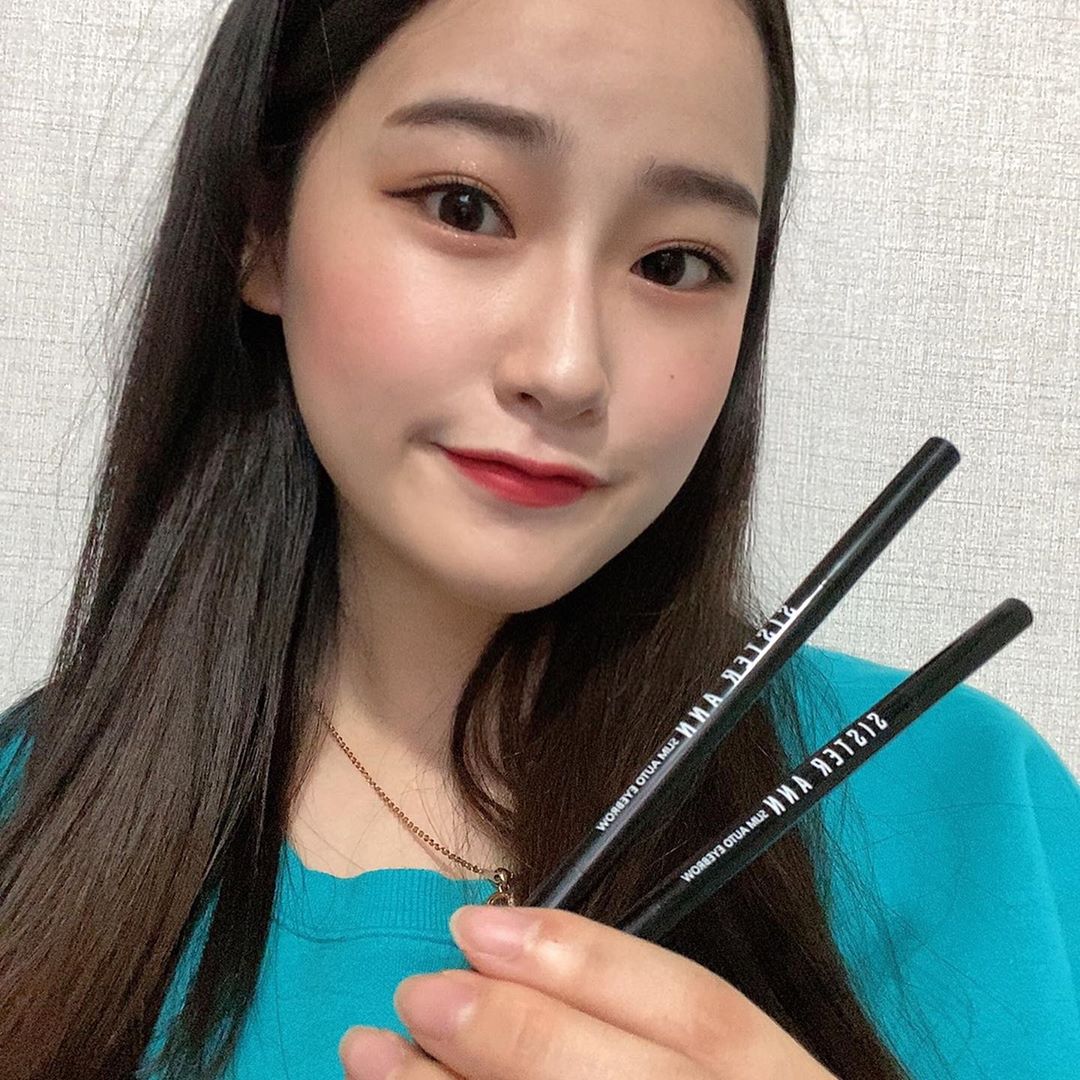 나는 연짱🕶❤ on Instagram: “아이브로우 추천👀❤️ . 평소 숱이 많은 눈썹이라 아이브로우는 안쓰고 섀도우로 살짝만 손대는 정도였는데 아이브로우 체험할 기회가 생겨서 써봤는데  섀도우로 그리는것보다 훨씬 쉽고 씨스터앤 슬림 오토 아이브로우는 얇아서 저처럼 똥손인 사람이 쉽게…”