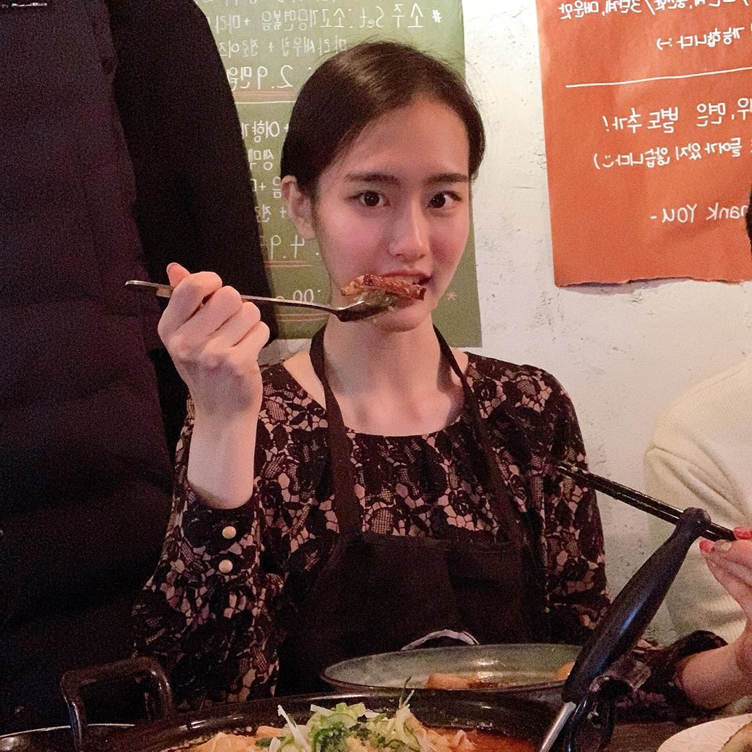 가묨미 on Instagram: “이게바로 진정한 마라맛집인건가😳❤️ 분위기부터 음식까지 다 완벽해。。🏮 여러분 후통하세요 #후통 (๑>◡<๑) . . 그리고..사장님께서 세상잘생기시고친절하기까지하다구요..🙌 .  #홍대맛집 #마라탕 #꿔바로우 #마라샹궈 #마라맛집 #후통…”