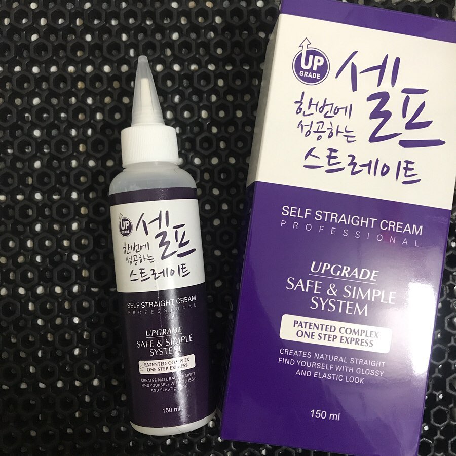 혜인 on Instagram: ““한번에 성공하는 셀프 스트레이트” 곱슬에 숱도 많아서 머리하러 가면 매직은 기본 4시간 🤭 집에서 셀프로 가능하다해서 사용해본 매직약. 머리 감고 드라이하면 사자머리로! 시간도 많이 안걸리고 다하고 나니 드라이 해도 매직 한거랑 똑같이..... 👍…”